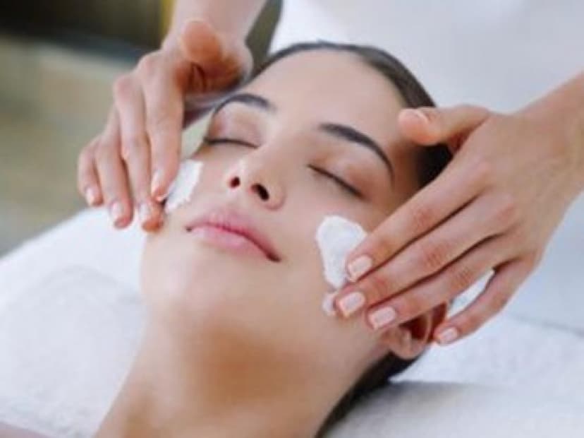 Kosteuttava kasvohoito | Jyväskylä