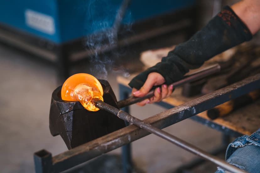 Yhteisen lasiesineen teko - lasinpuhalluskurssi kahdelle | Fiskars