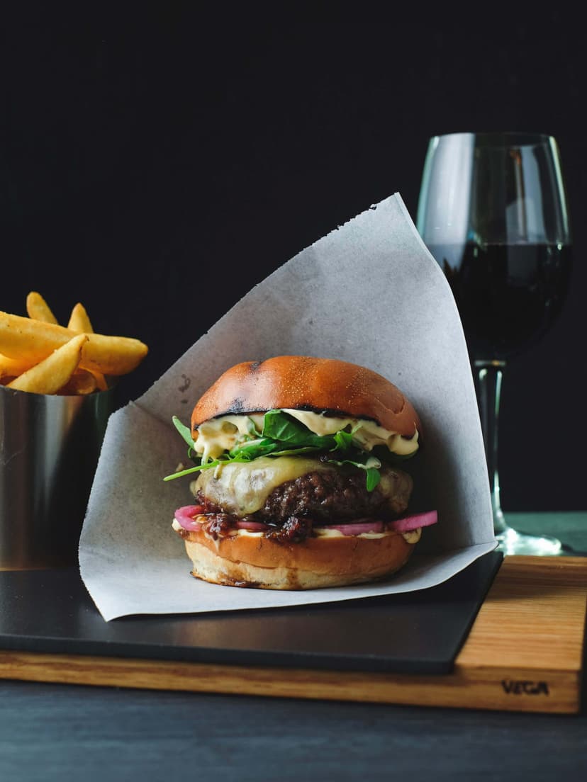 Neljän ruokalajin menu Burgers & Wine -ravintolassa kahdelle | Helsinki