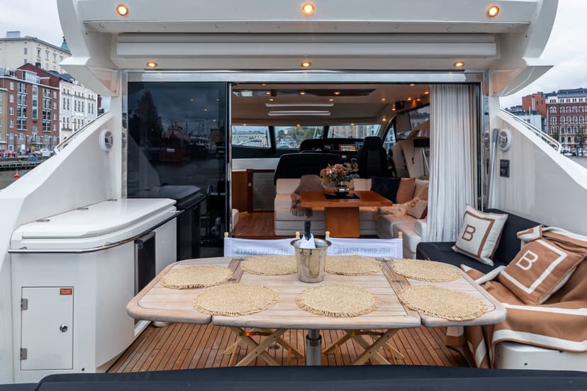 VIP-luksusjahti yksityiskäyttöön 2-15:lle (2h) | Helsinki