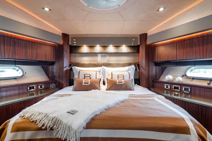 VIP-luksusjahti yksityiskäyttöön 2-15:lle (2,5h) | Helsinki